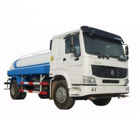 LHD que conduz veículos do objetivo especial usou caminhões de tanque da água para a limpeza da estrada